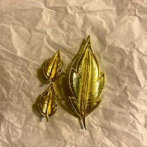 Vintage BSK Gold Tone Leaf Brooch Pin With Clip On Earrings * Matching Set *